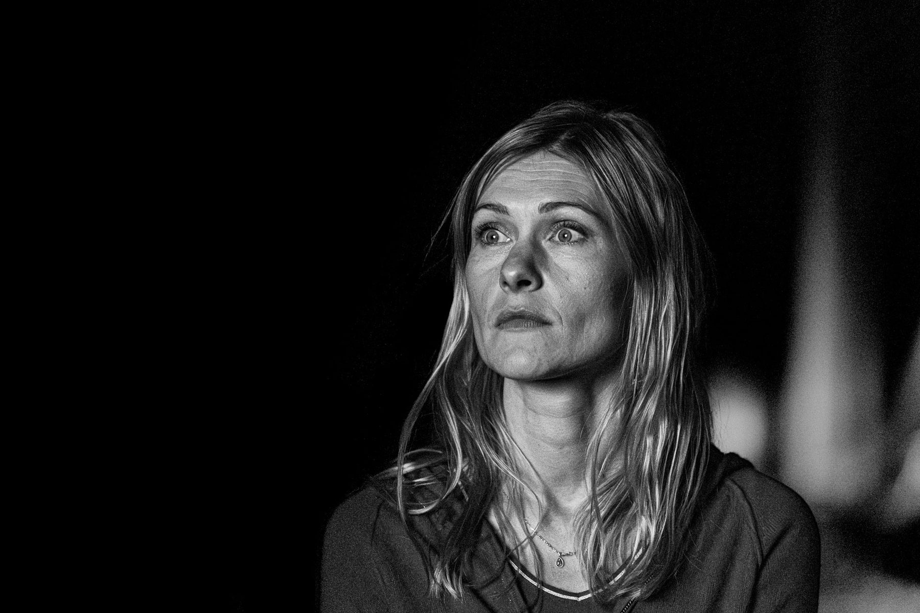 Portrait en noir et blanc pendant une soirée