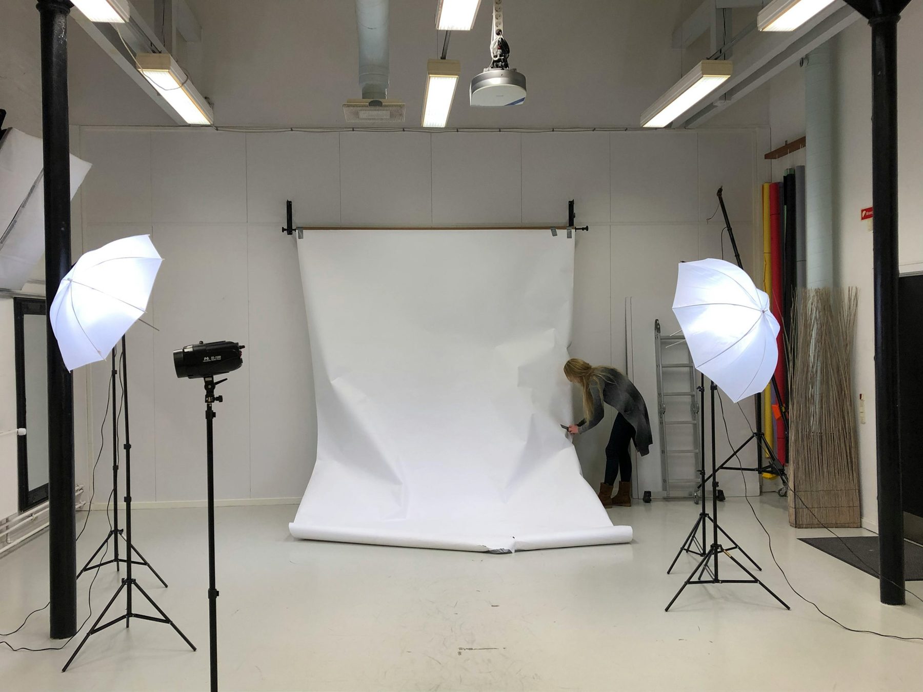 Le plateau du studio, fond blanc et parapluies